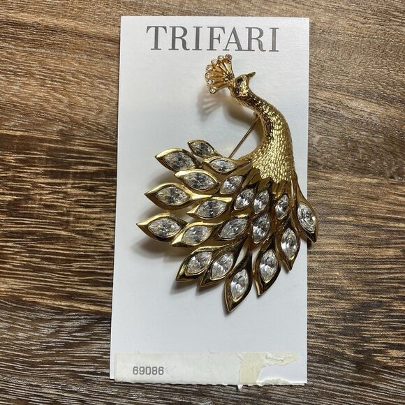 Vintage Trifari Peacock Brooch Gold Tone Clear Rhinestone Large - Picture 1 of 8